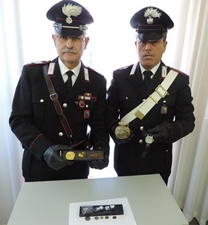 I carabinieri con i reperti ritrovati 