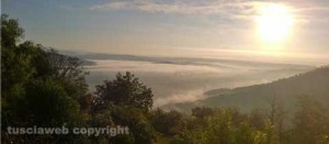 La nebbia a Bassano in Teverina - Scatto di Elvio Libriani