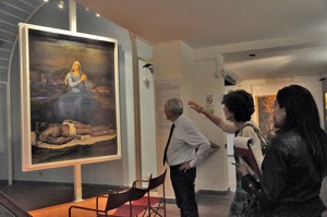 L'assessora Saraconi e il sindaco Michelini con l'opera di Del Piombo