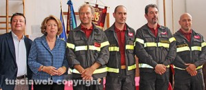 Il comandante provinciale Aquilino, il prefetto Scolamiero e il caposquadra Salvati con i vigili del fuoco Figliacconi, Olivieri e Ceccani