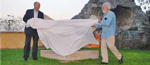 Tarquinia - Il sindaco e l'artista Capotondi scoprono la scultura