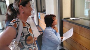 Daniela Scatolini e i firmatari della petizione portano le firme in comune a Montalto