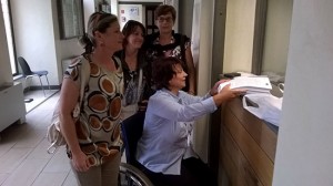 Daniela Scatolini e i firmatari della petizione portano le firme in comune a Montalto