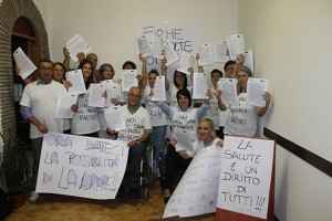 Daniela Scatolini con alcuni firmatari della petizione