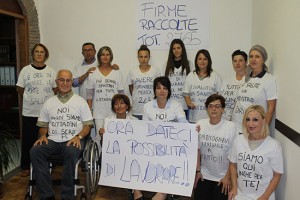 Daniela Scatolini con alcuni firmatari della petizione