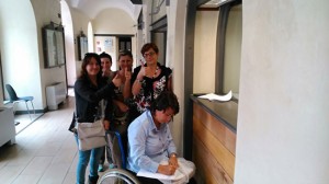 Daniela Scatolini e i firmatari della petizione portano le firme in comune a Montalto