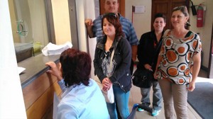 Daniela Scatolini e i firmatari della petizione portano le firme in comune a Montalto