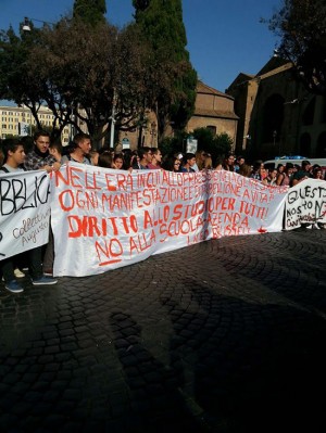 La protesta di studenti e insegnanti