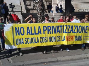 La protesta di studenti e insegnanti