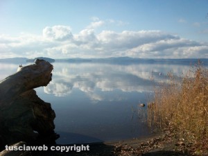 Nuvole che si specchiano sul lago