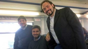 Alessandro Di Battista in treno con Ivan Della Valle e Fabio Massimo Castaldo
