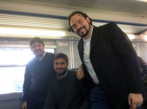 Alessandro Di Battista in treno con Ivan Della Valle e Fabio Massimo Castaldo