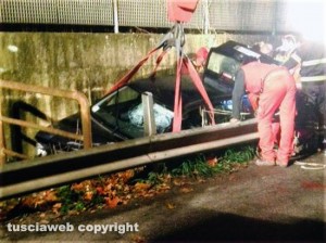 Orte - Un'immagine del recupero della macchina dopo l'incidente