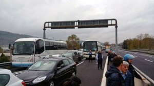 Gli operai Ast bloccano la A1 a Orte