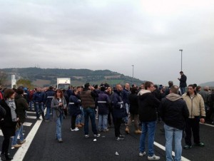 Gli operai Ast bloccano la A1 a Orte