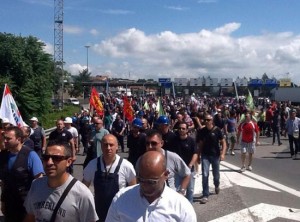 Gli operai Ast bloccano la A1 a Orte