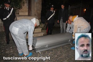 Omicidio di Sutri - Il corpo della donna portato via dalla casa e nel riquadro Agaj Asilan