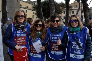 Il presidio dei sindacati contro il taglio ai patronati