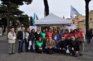Il presidio dei sindacati contro il taglio ai patronati