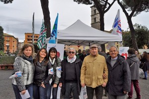 Il presidio dei sindacati contro il taglio ai patronati