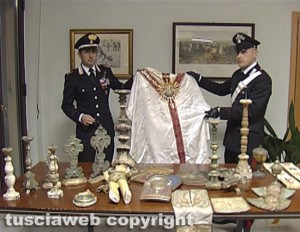 I reperti e opere recuperati dai carabinieri della stazione Roma-Monte Mario