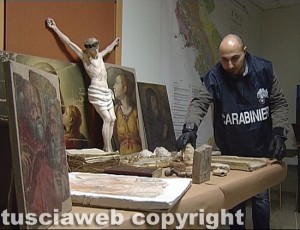 I reperti e opere recuperati dai carabinieri della stazione Roma-Monte Mario