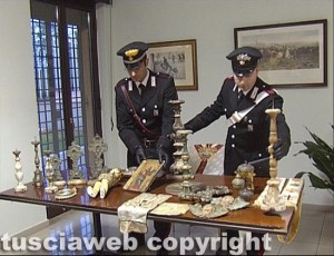 I reperti e opere recuperati dai carabinieri della stazione Roma-Monte Mario