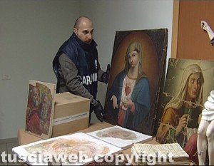 I reperti e opere recuperati dai carabinieri della stazione Roma-Monte Mario