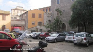 Viterbo - Parcheggio selvaggio in piazza Campoboio