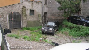 Viterbo - Parcheggio selvaggio in piazza Campoboio