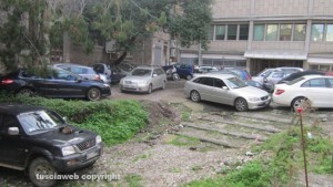 Viterbo - Parcheggio selvaggio in piazza Campoboio