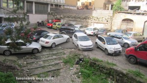 Viterbo - Parcheggio selvaggio in piazza Campoboio