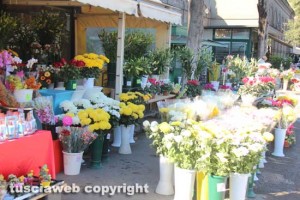Vendita dei fiori per il weekend di Ognissanti