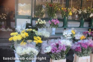 Vendita dei fiori per il weekend di Ognissanti