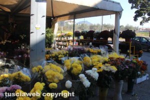 Vendita dei fiori per il weekend di Ognissanti