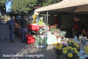 Vendita dei fiori per il weekend di Ognissanti