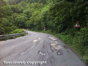 Viterbo - Buche sulla strada provinciale Tuscanese