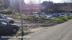 Viterbo - Il parcheggio delle Fortezze sporco e abbandonato