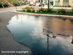 Viterbo - Acqua sorgiva dall'asfalto in via Genova