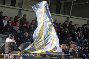 La tribuna piena di tifosi allo stadio Rocchi