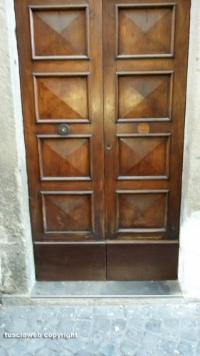 Viterbo - Segati pomelli di ottone da una porta in via San Bonaventura