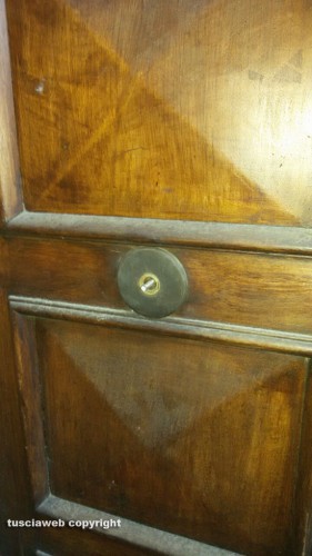 Viterbo - Segati pomelli di ottone da una porta in via San Bonaventura