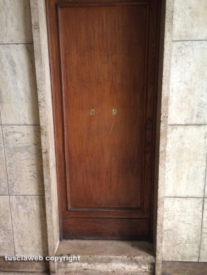 Viterbo - Pomelli di ottone rubati a via Marconi