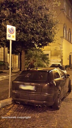 Viterbo - Macchine parcheggiate nel centro storico