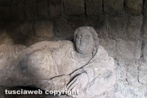 Viterbo - Museo civico - Sarcofago etrusco ricoperto di escrementi di piccione