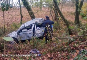 L'auto finita fuori strada sulla Valle di Vico
