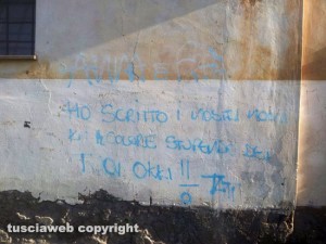 Tuscania - Le scritte sulle mura 