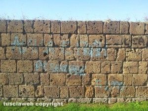 Tuscania - Le scritte sulle mura