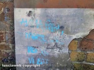 Tuscania - Le scritte sulle mura 