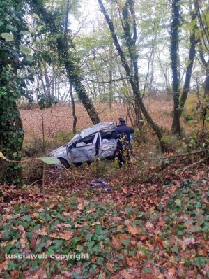 L'auto finita fuori strada sulla Valle di Vico